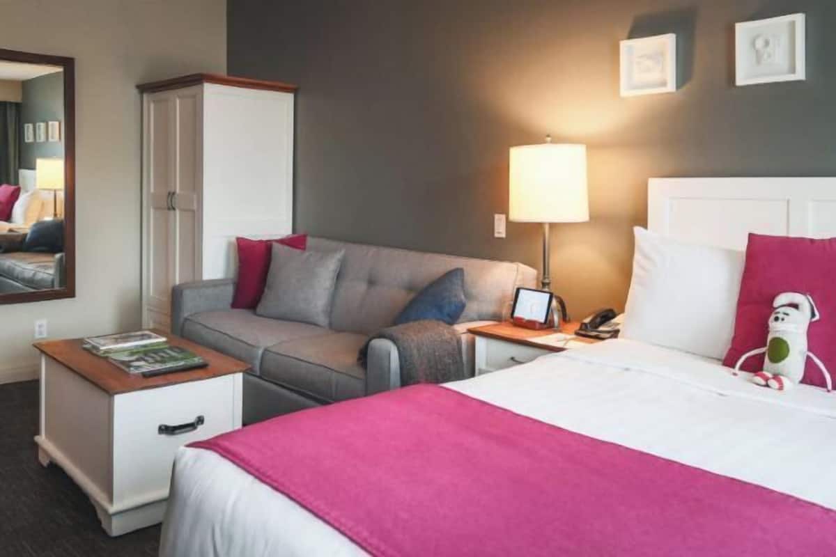 Hypo-allergenic bedding, minibar, in-room safe, desk