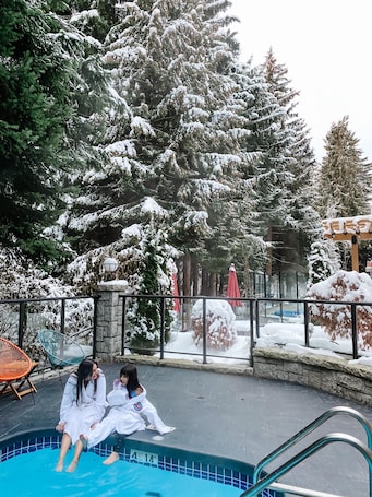 Outdoor pool, pool umbrellas, sun loungers. Summit Lodge Boutique Hotel