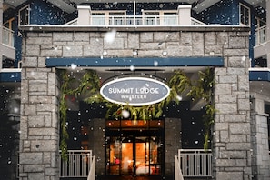 Front of property - Summit Lodge Boutique Hotel (Whistler)