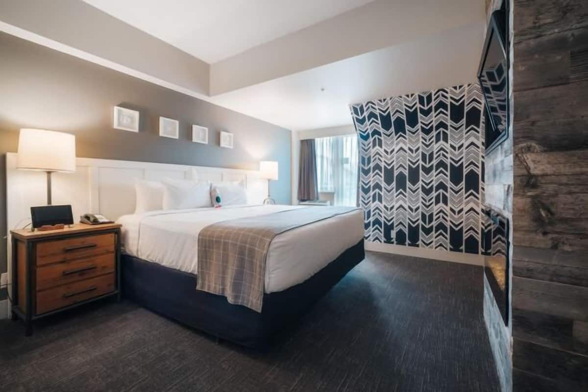 Hypo-allergenic bedding, minibar, in-room safe, desk
