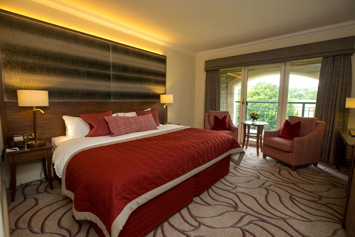 Deluxe Room, 1 King Bed, Balcony | Premium bedding, minibar, in-room safe, desk