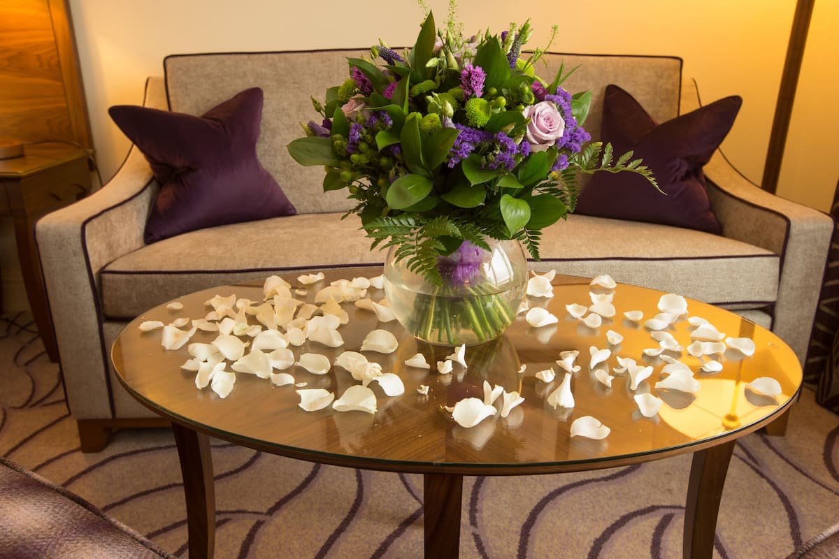 deluxe room, 1 king bed | living area | flat-screen tv