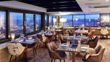 8 restaurants, lunch served