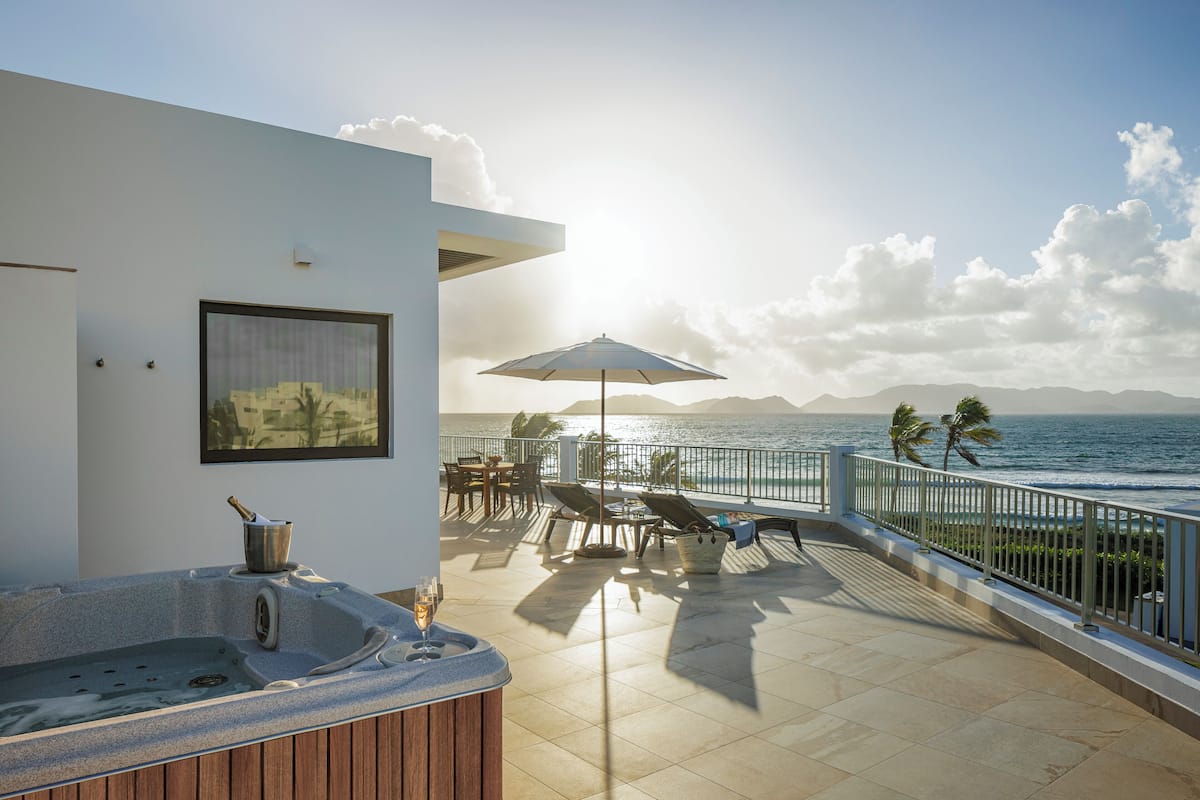 Oceanfront King Deluxe Suite with Hot Tub at Merrywing Beach | Terrace/patio