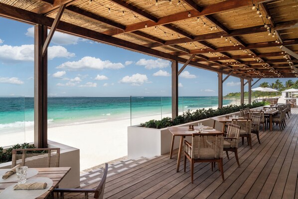 6 restaurants; breakfast, lunch, and dinner served