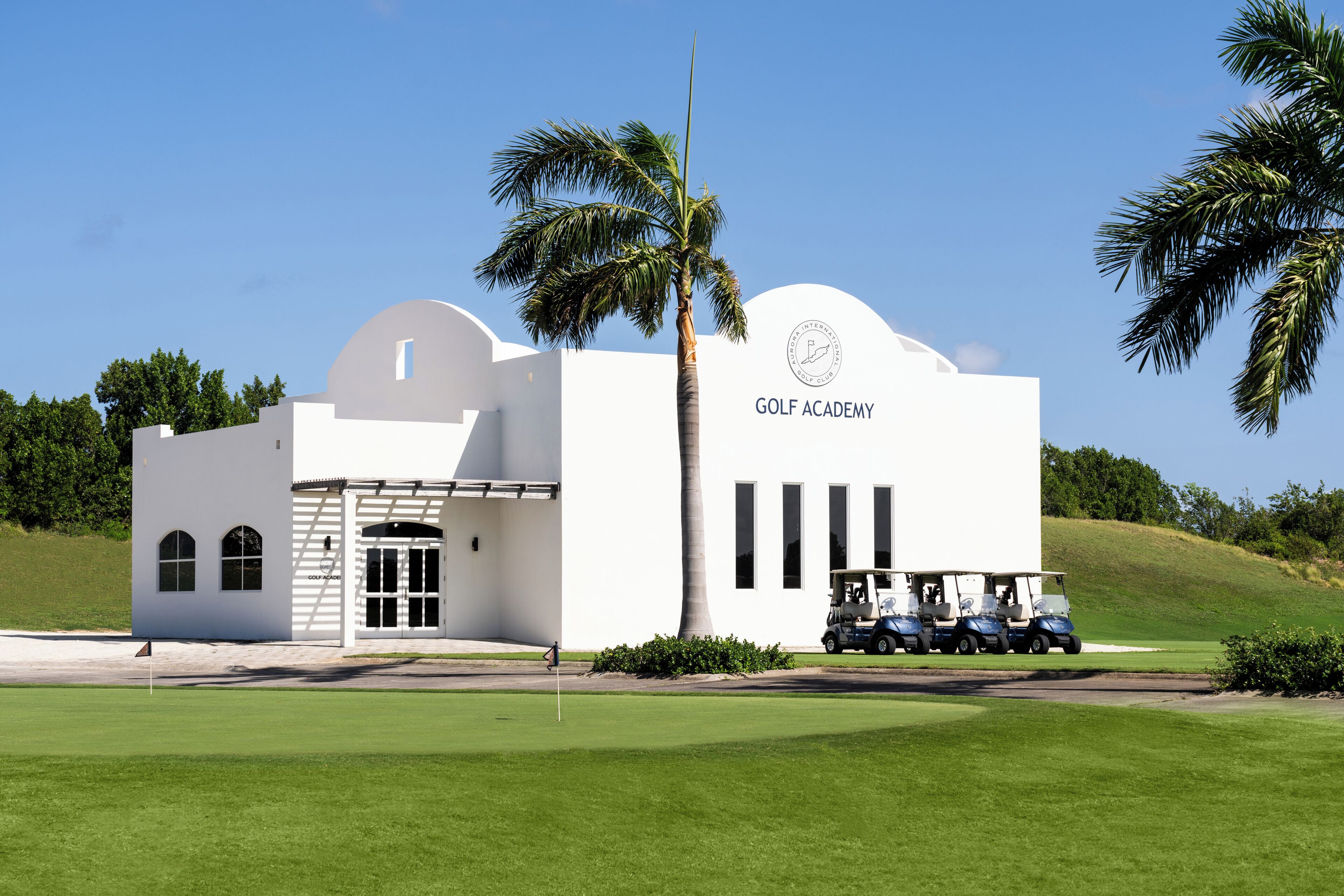 Un edificio blanco con una cúpula y un letrero que dice "GOLF ACADEMY".