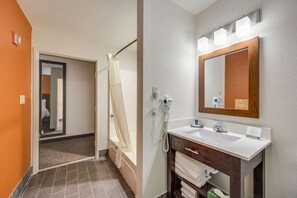 Duschwanne, kostenlose Toilettenartikel, Haartrockner, Handtücher