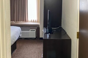 Lit avec matelas à plateau-coussin, bureau, rideaux d’obscurcissement
