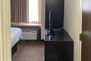 Lit avec matelas Ă plateau-coussin, bureau, rideaux dâobscurcissement