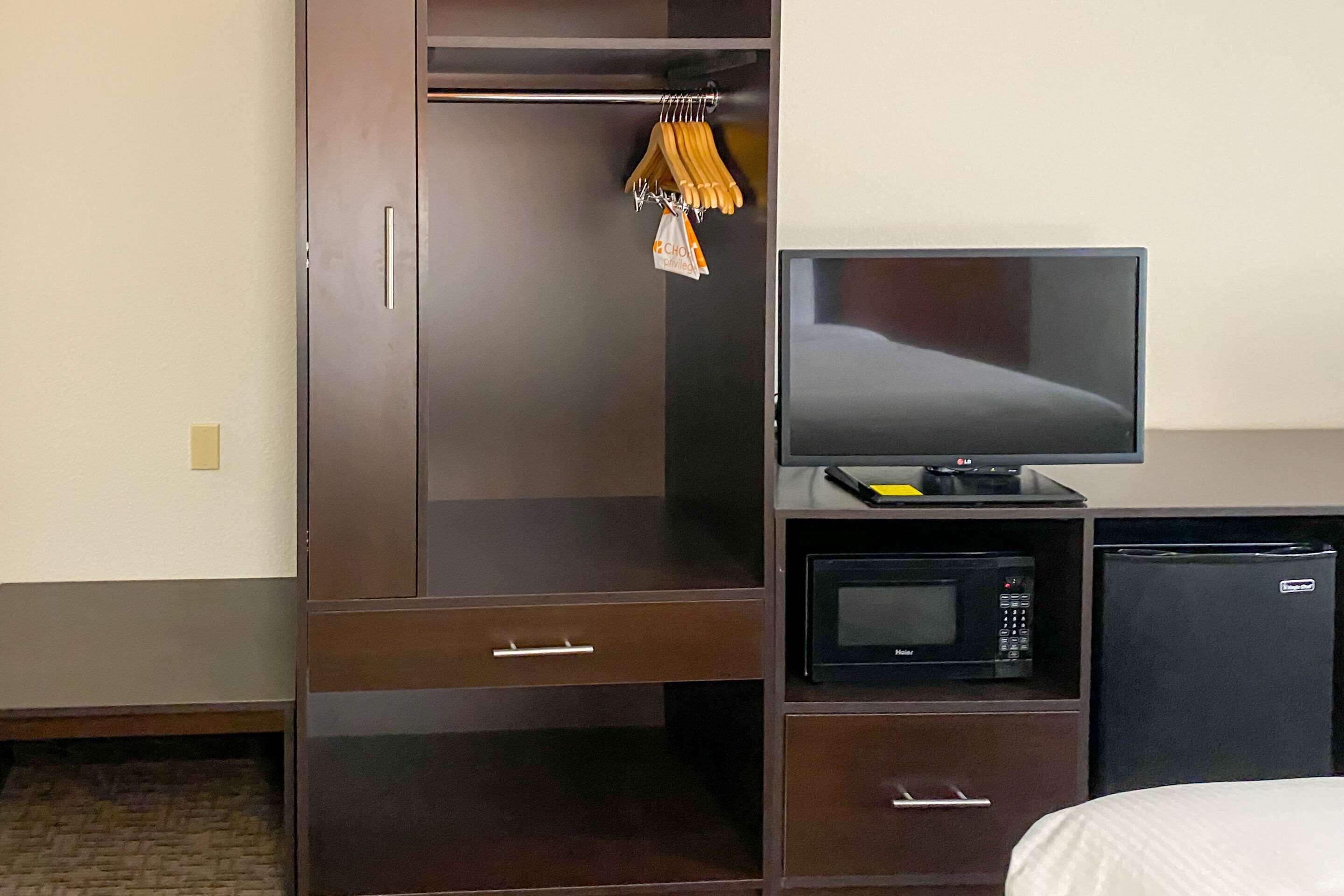 standard room, 1 queen bed, non smoking | pillow-top beds, desk, blackout curtains, iron/ironing board