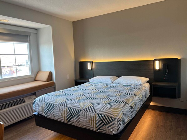 Escritorio, wifi gratis y ropa de cama 