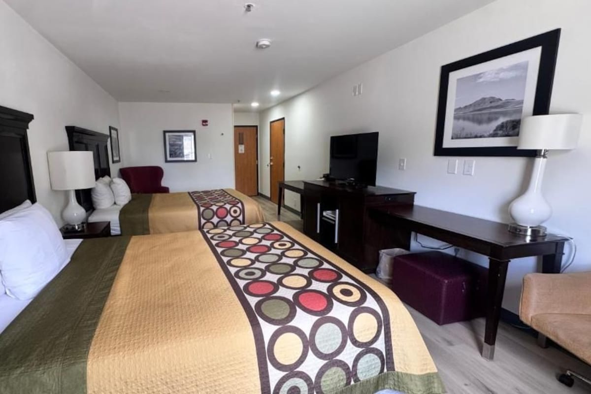 Escritorio, cortinas blackout, wifi gratis y ropa de cama 