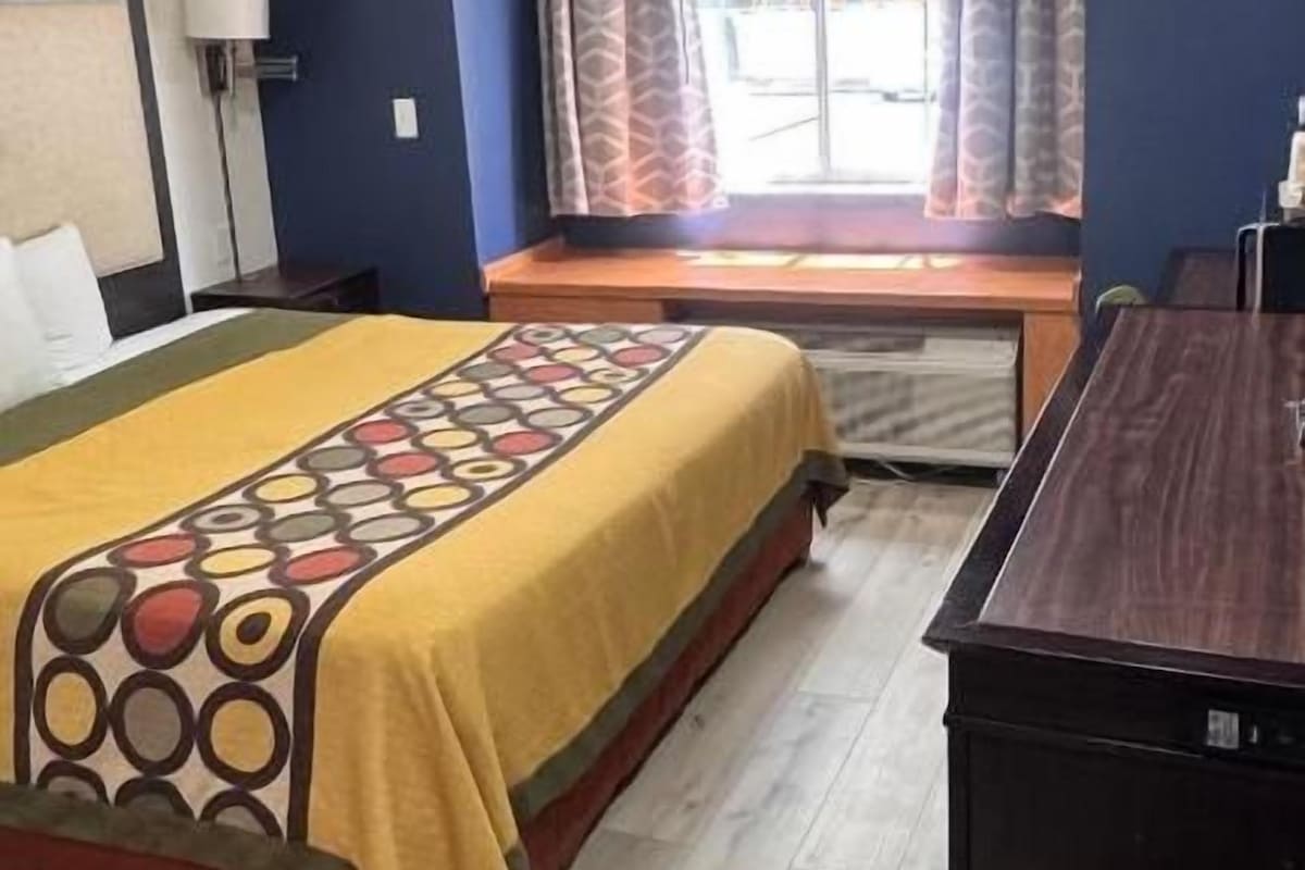 Escritorio, cortinas blackout, wifi gratis y ropa de cama 