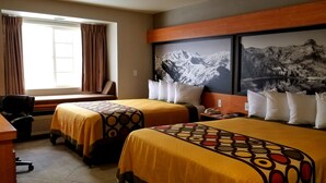 Une chambre d’hôtel avec deux lits, un bureau, une chaise et une fenêtre avec des rideaux.