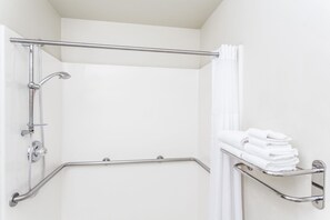 Combined shower/tub, rainfall showerhead, hair dryer, towels