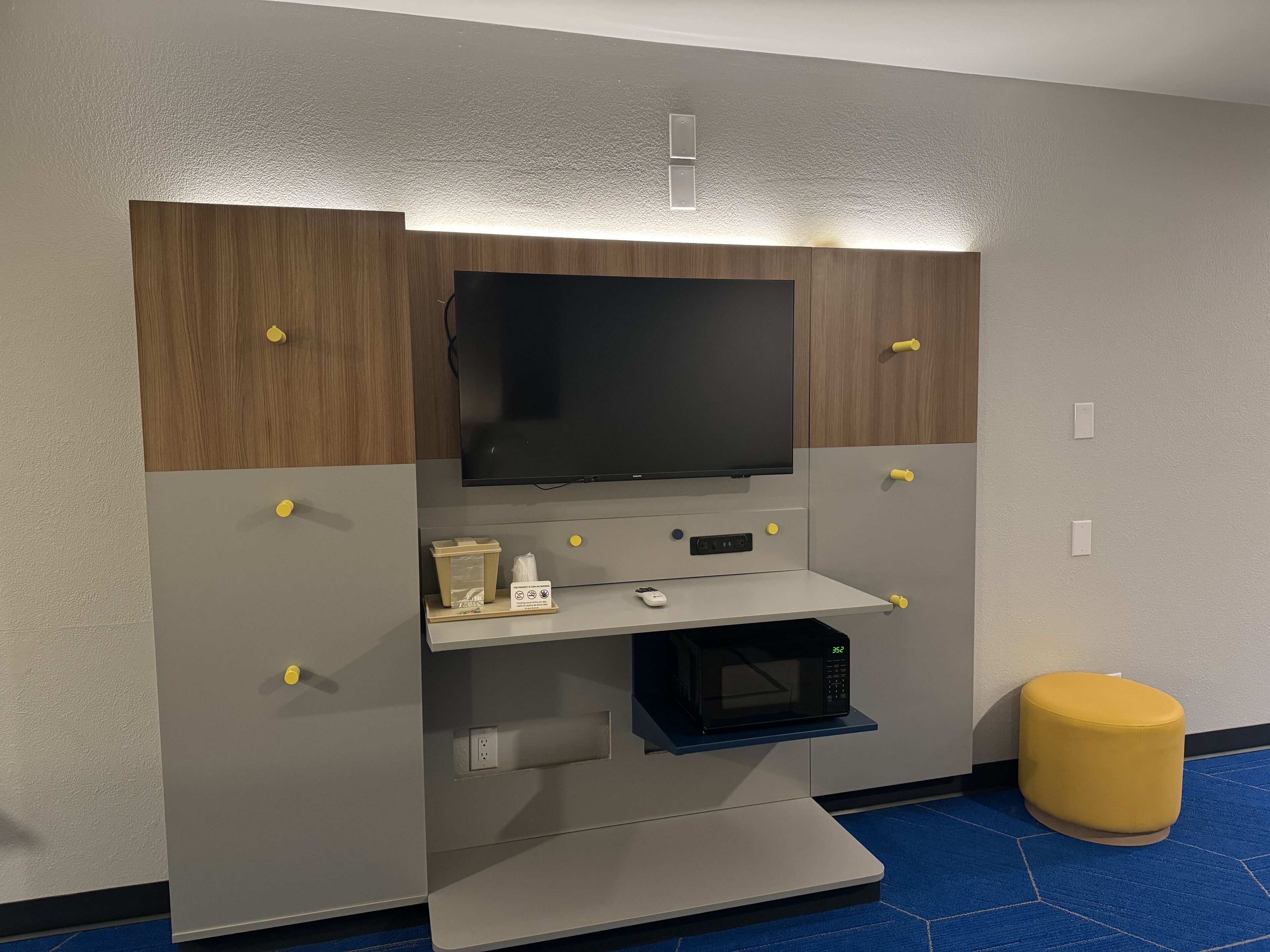 suite, 1 queen bed, non smoking | premium bedding, down duvets, desk, iron/ironing board