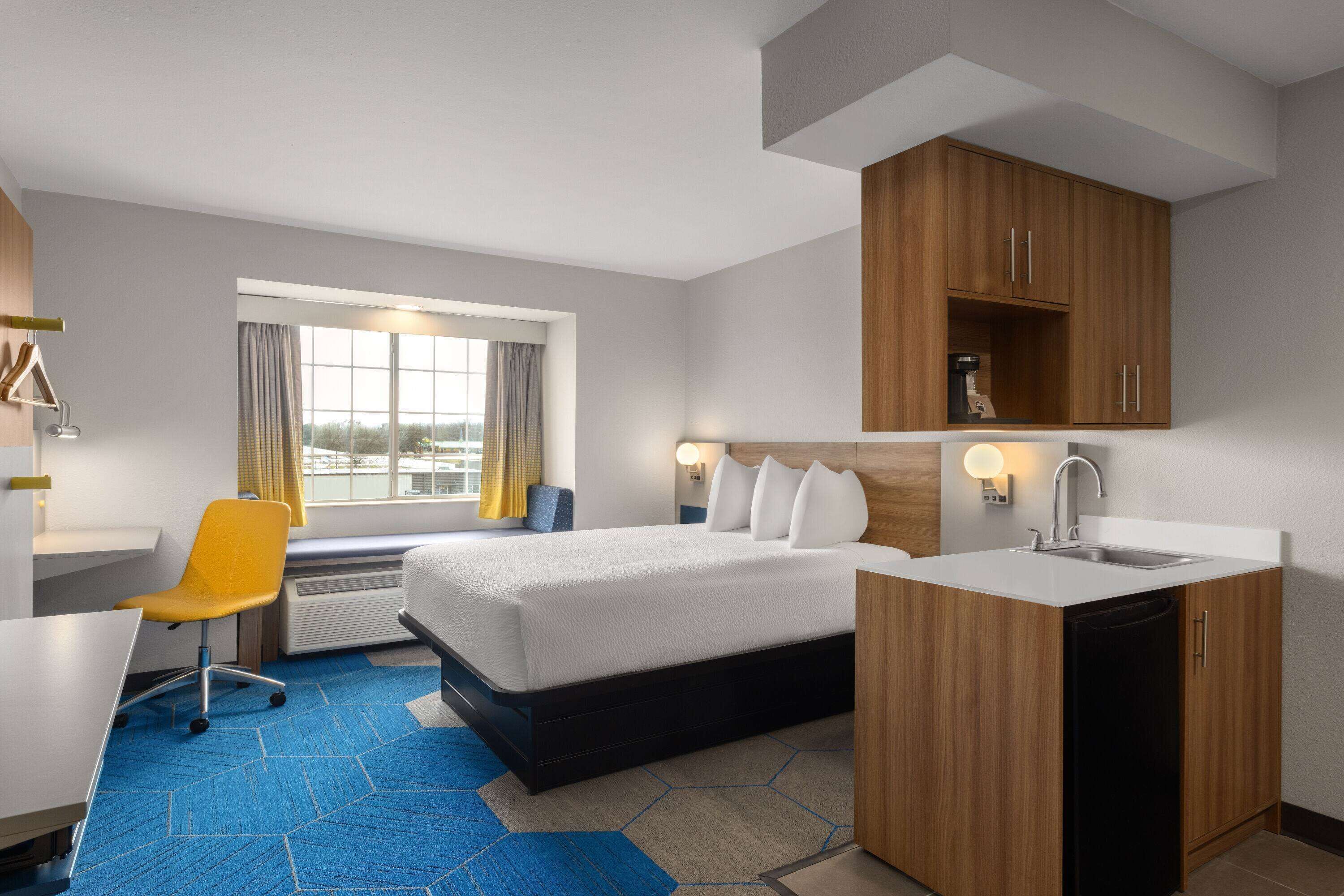 Suite, 1 Queen Bed, Non Smoking | Premium bedding, down comforters, desk, iron/ironing board