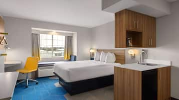 Suite, 1 Queen Bed, Non Smoking | Premium bedding, down duvets, desk, iron/ironing board