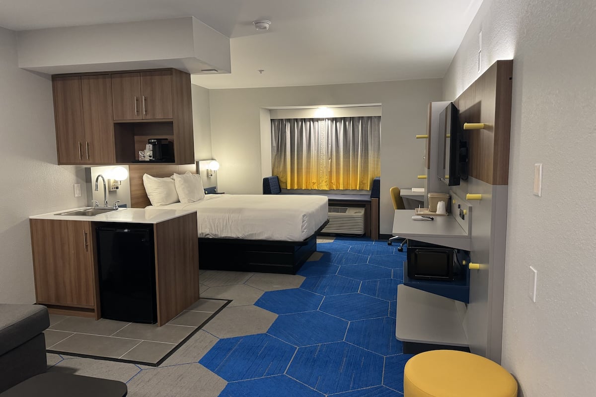 suite, 1 queen bed, non smoking | premium bedding, down duvets, desk, iron/ironing board