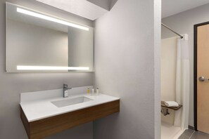 Standard Room, 1 Queen Bed, Accessible | Accessible bathroom