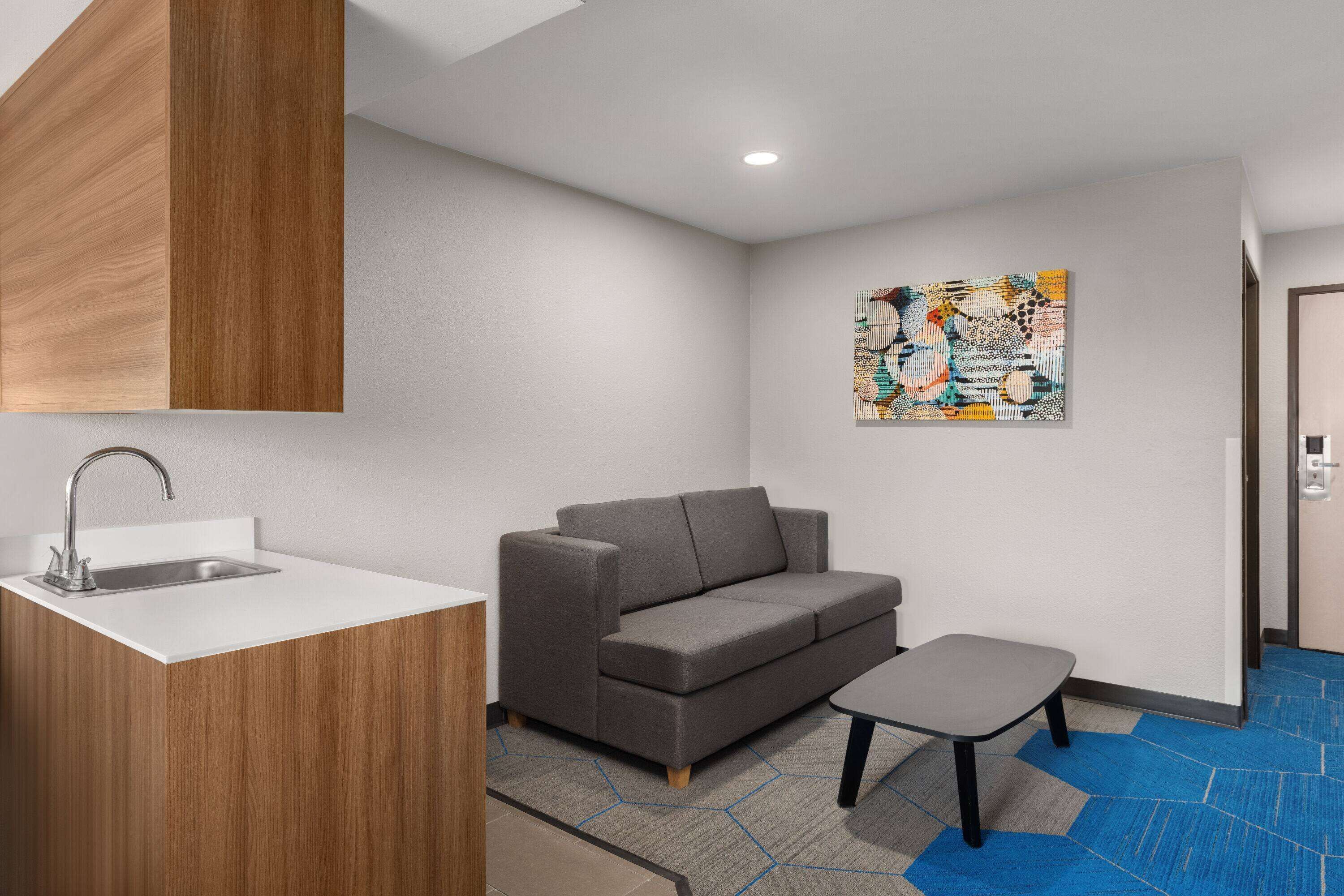 suite, 1 queen bed, non smoking | premium bedding, down duvets, desk, iron/ironing board