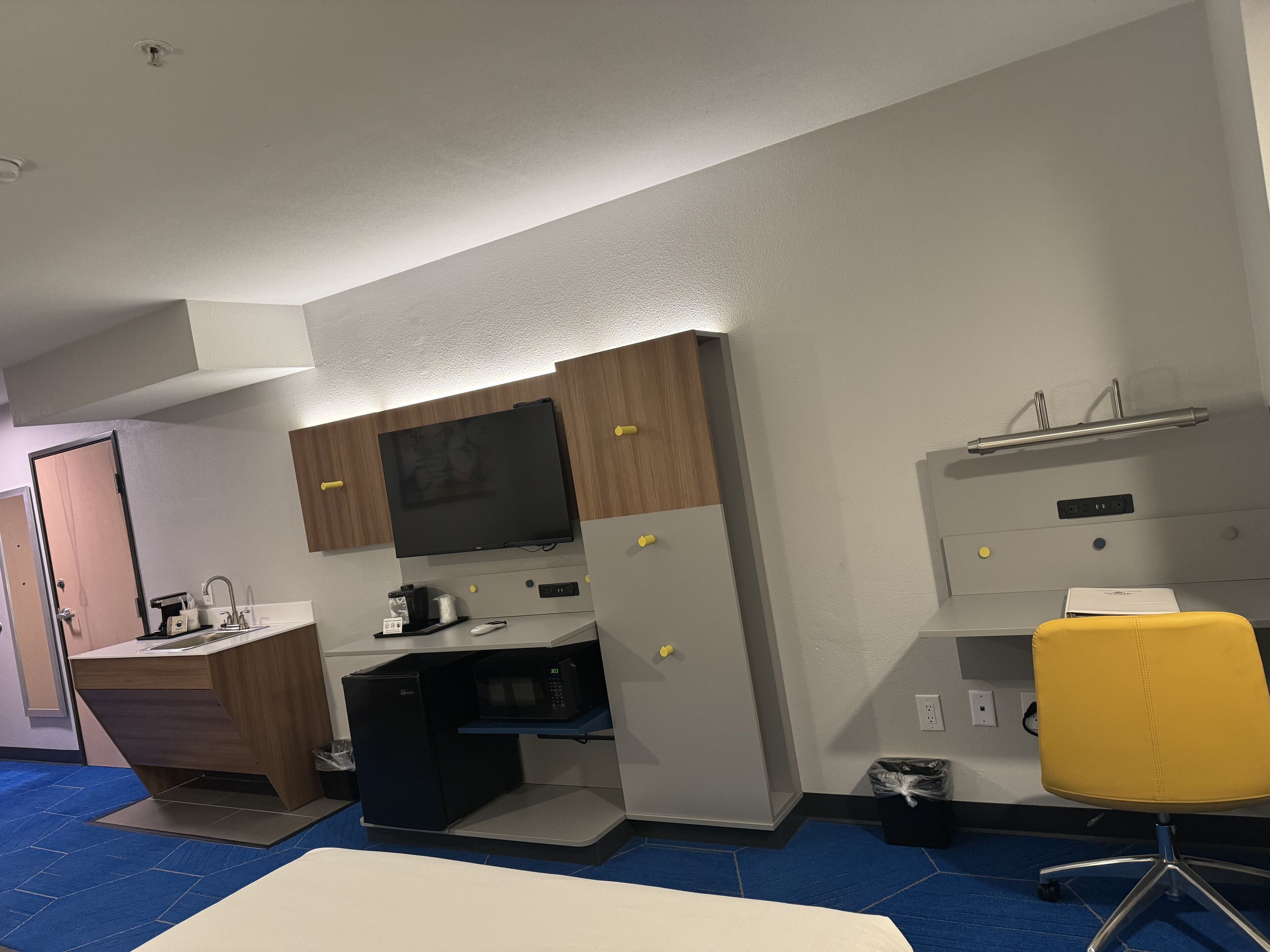 standard room, 1 queen bed, accessible | premium bedding, down duvets, desk, iron/ironing board