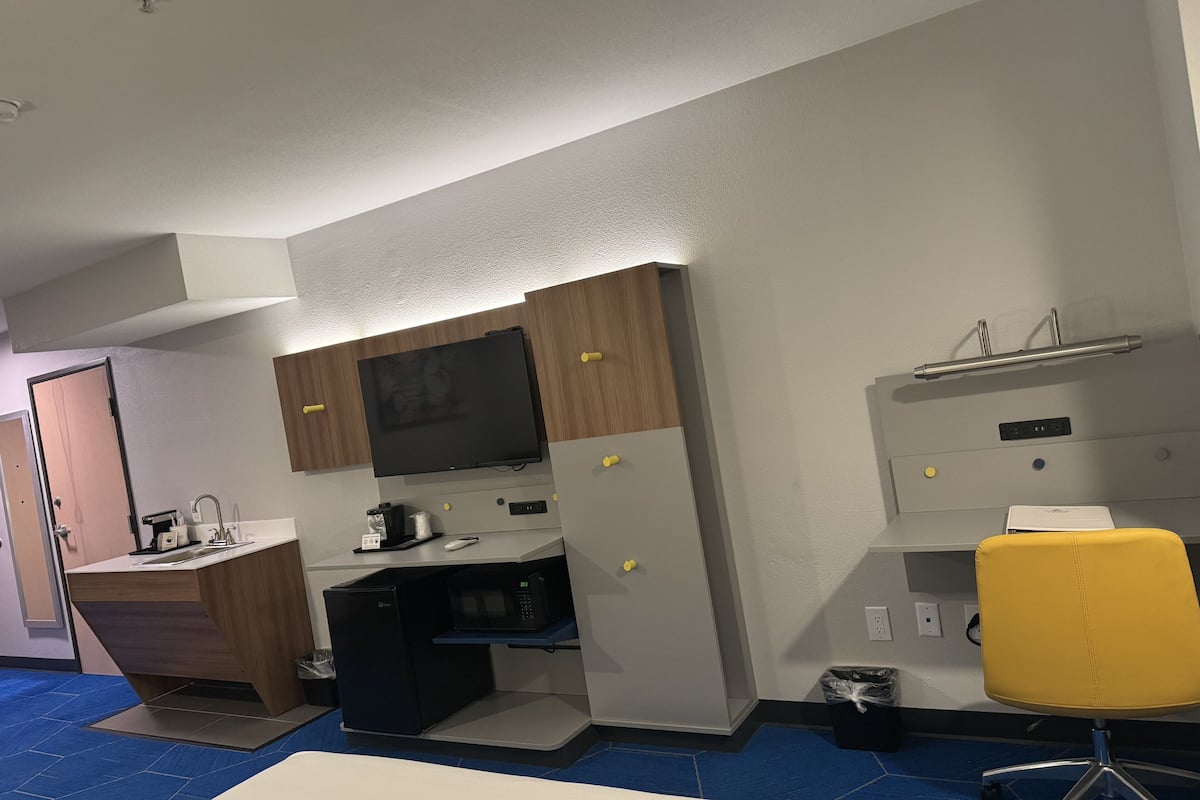 standard room, 1 queen bed, accessible | premium bedding, down duvets, desk, iron/ironing board