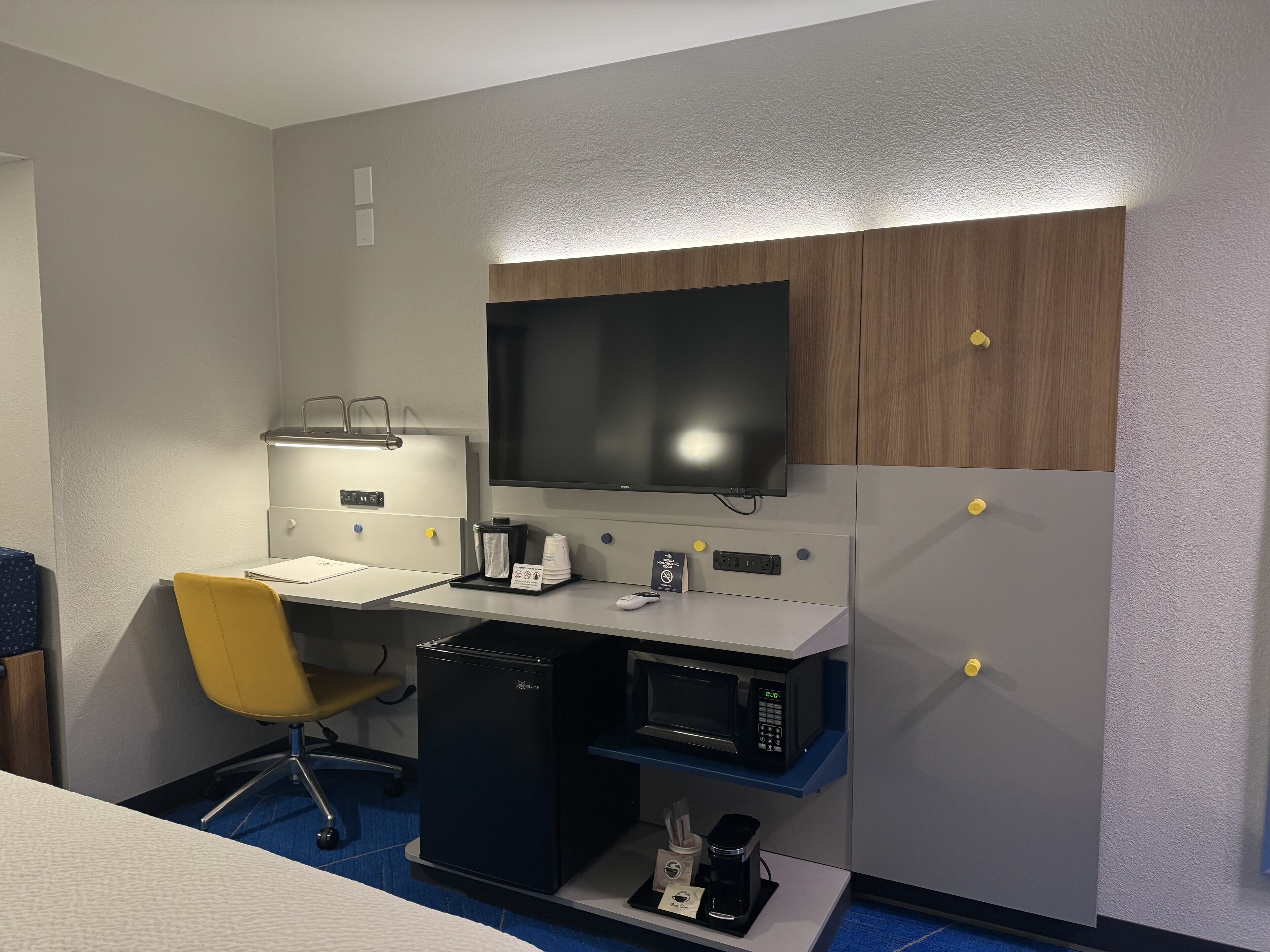 standard room, 1 queen bed | premium bedding, down duvets, desk, iron/ironing board