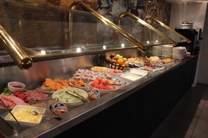 Desayuno buffet diario (AUD 25 por persona)