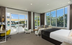 Executive Luxury Suite | 1 bedroom, in-room safe, blackout drapes, iron/ironing board