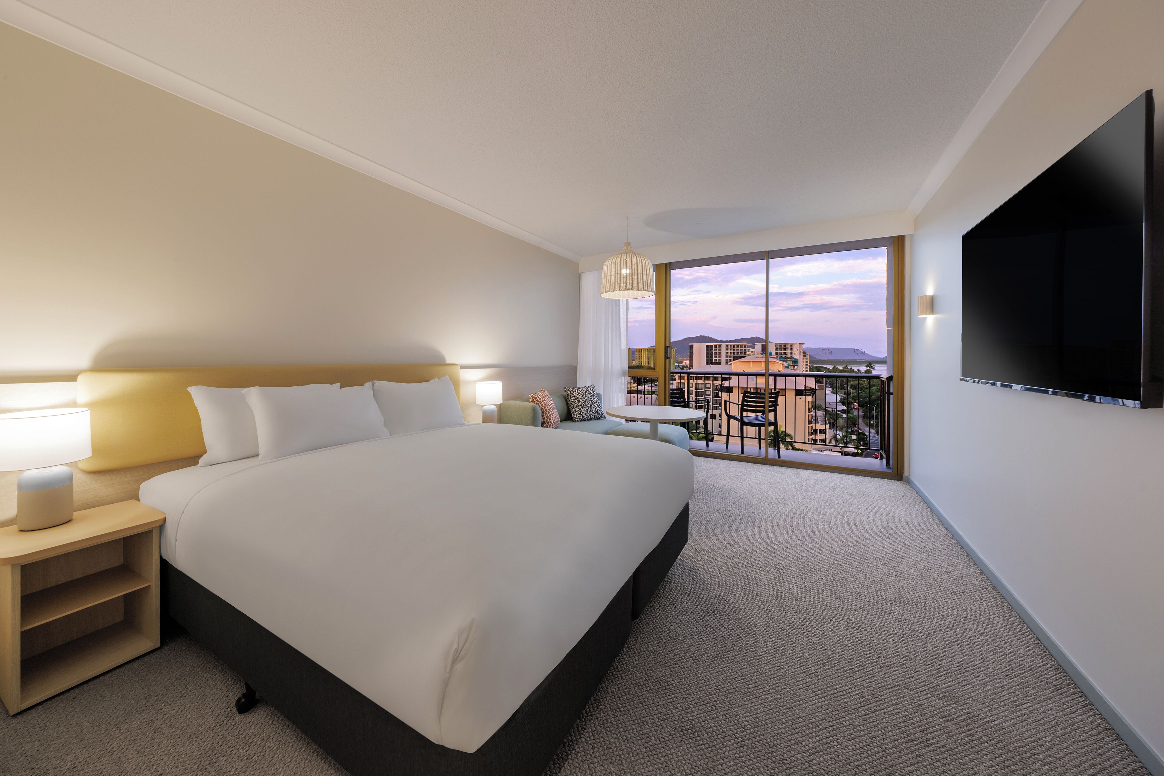 Zimmersafe, Verdunkelungsvorhänge, Bügeleisen/Bügelbrett