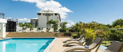 Piscine extérieure, parasols de plage, chaises longues