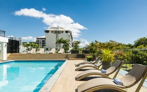 Piscine extérieure, parasols de plage, chaises longues