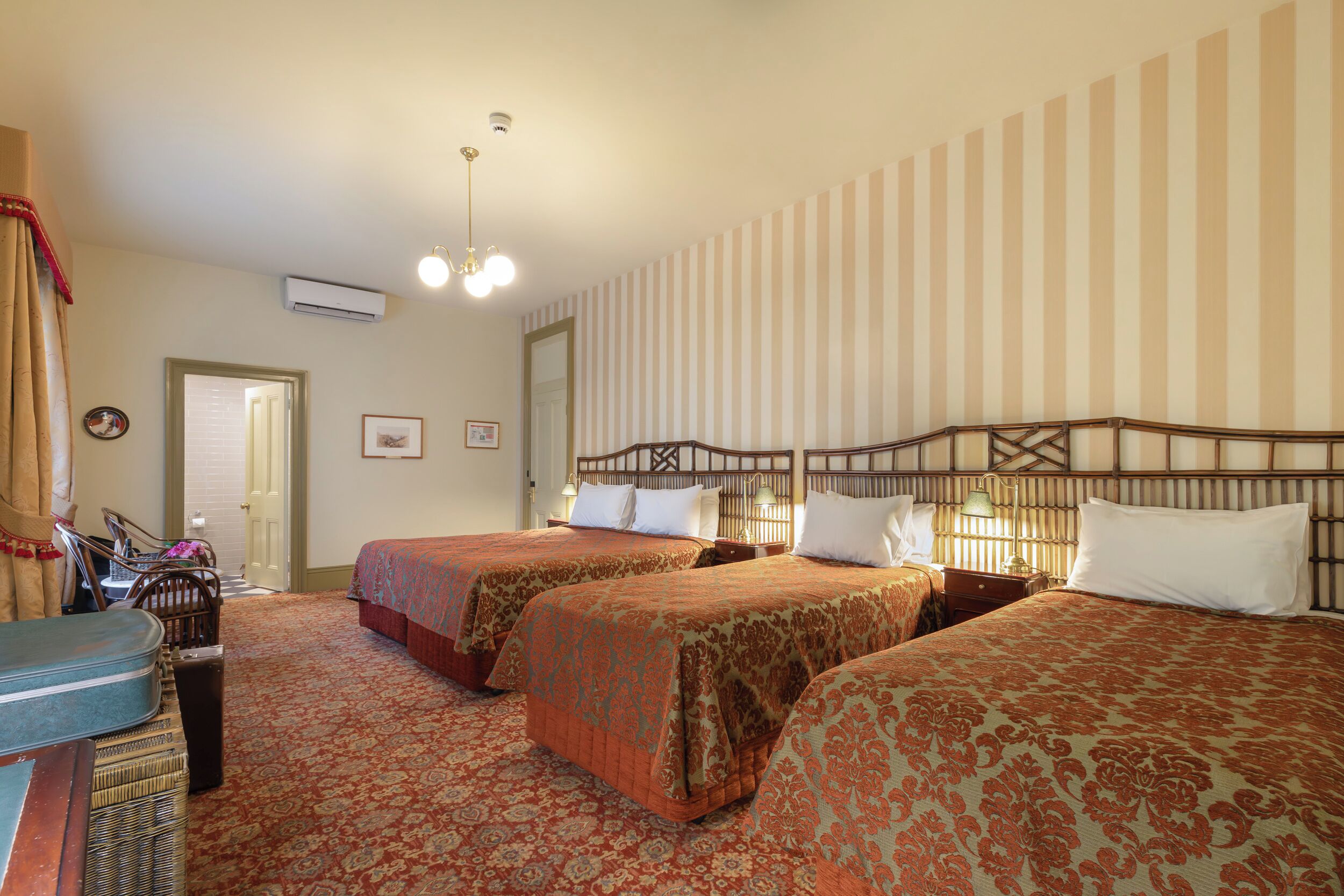 Habitación familiar | Ropa de cama de alta calidad, minibar, caja fuerte