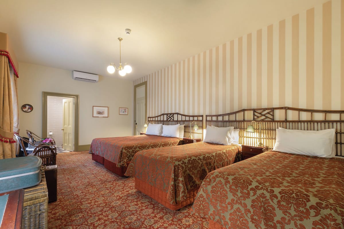 أغطية فراش متميزة وميني بار وخزنة داخل الغرفة وبديكورات فريدة لكل غرفة