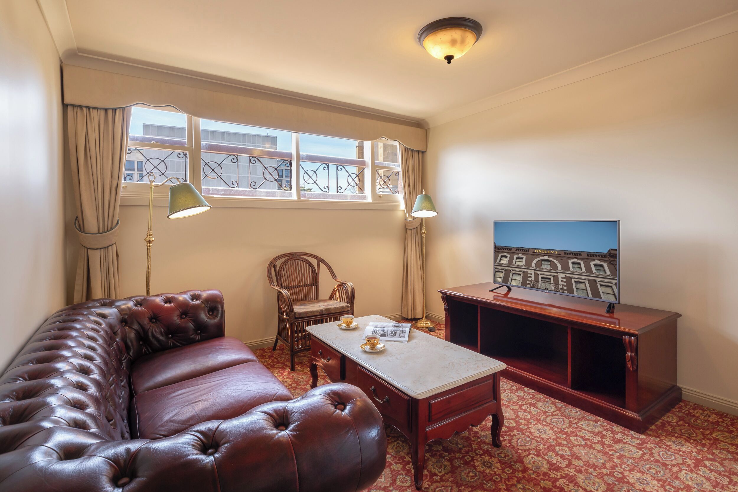 Suite ejecutiva, no fumadores | Zona de estar | Televisión de pantalla plana de 30 pulgadas con canales digitales