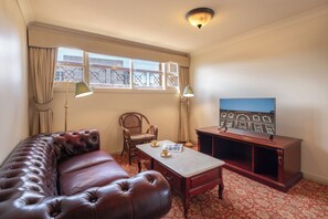 Suite executiva, no fumadors | Sala d'estar | Televisor de pantalla plana de 30 polzades amb canals digitals 