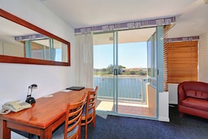 Minibar, coffres-forts dans les chambres, bureau, chambres insonorisées