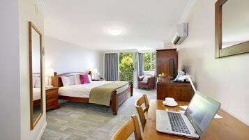 تلفزيون إل سي دي بحجم 40-بوصة يعرض قنوات تلفزيونية رقمية، تلفزيون