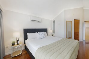 Minibar, safe på rommet, skrivebord og lydisolert
