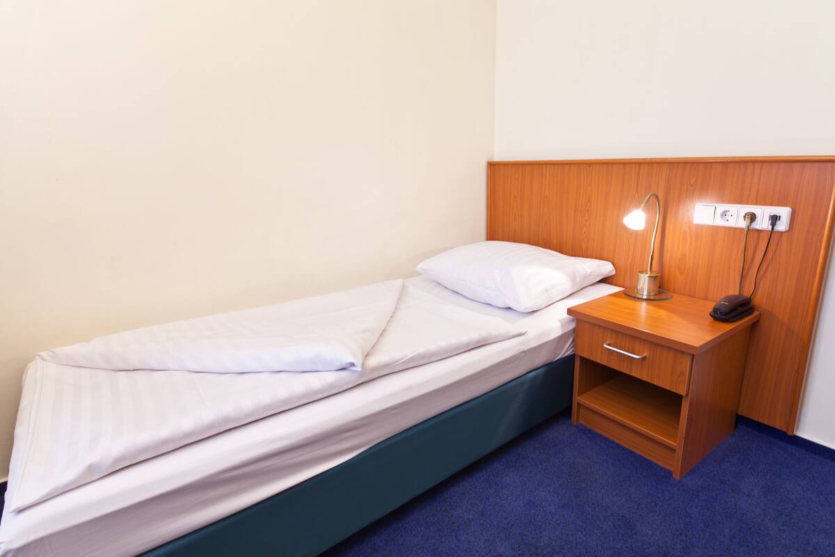 Eenpersoonskamer (Small) | Hypoallergeen beddengoed, een kluis op de kamer, een bureau