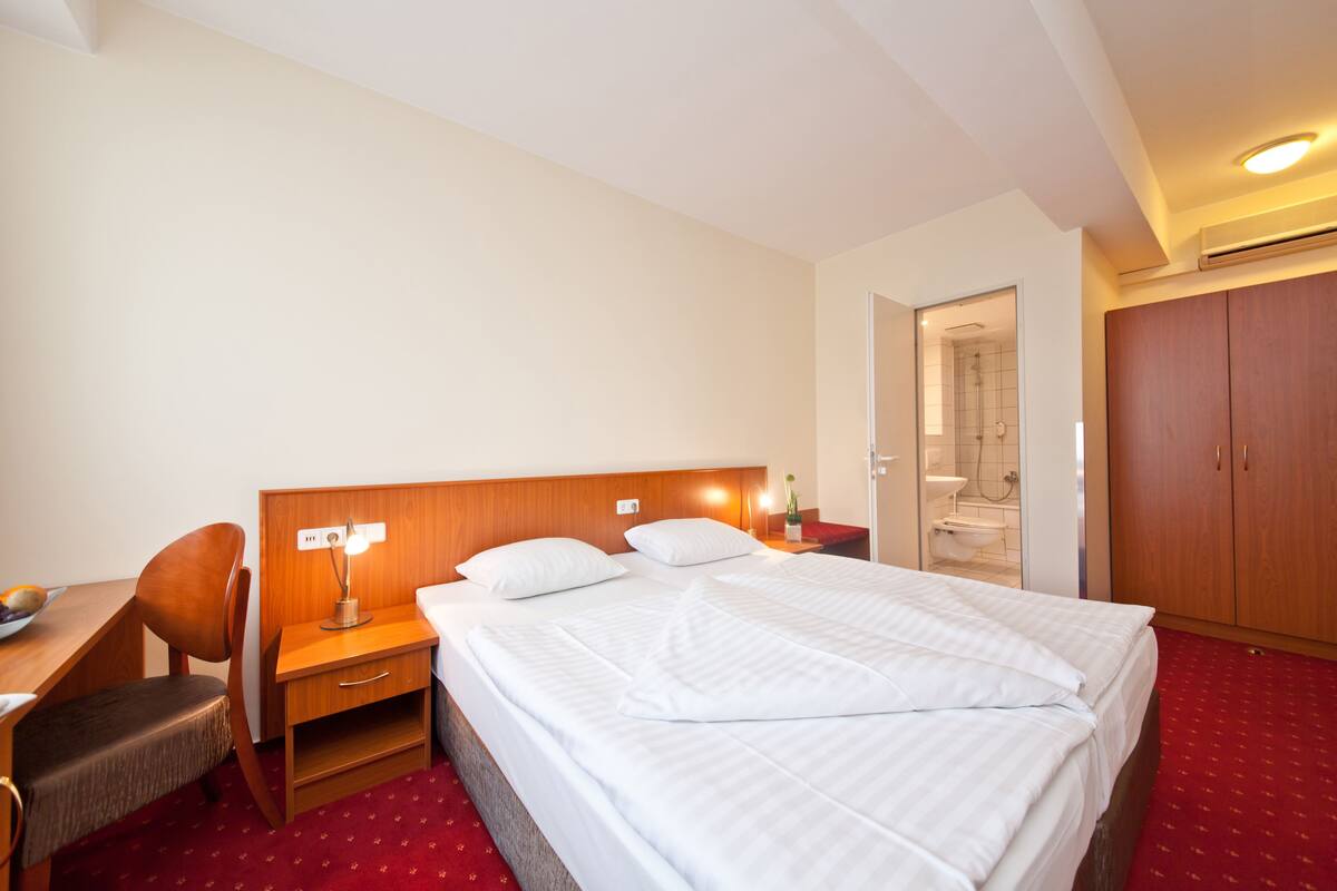 Hypoallergeen beddengoed, een kluis op de kamer, een bureau