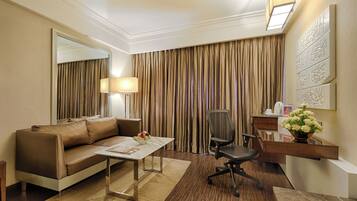 Club Delux Room 1 Double Bed/2 Twin Beds | Living area | LED TV