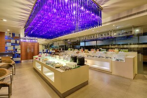 Coffee shop - Quality Hotel D V Manor (Vijayawada)
