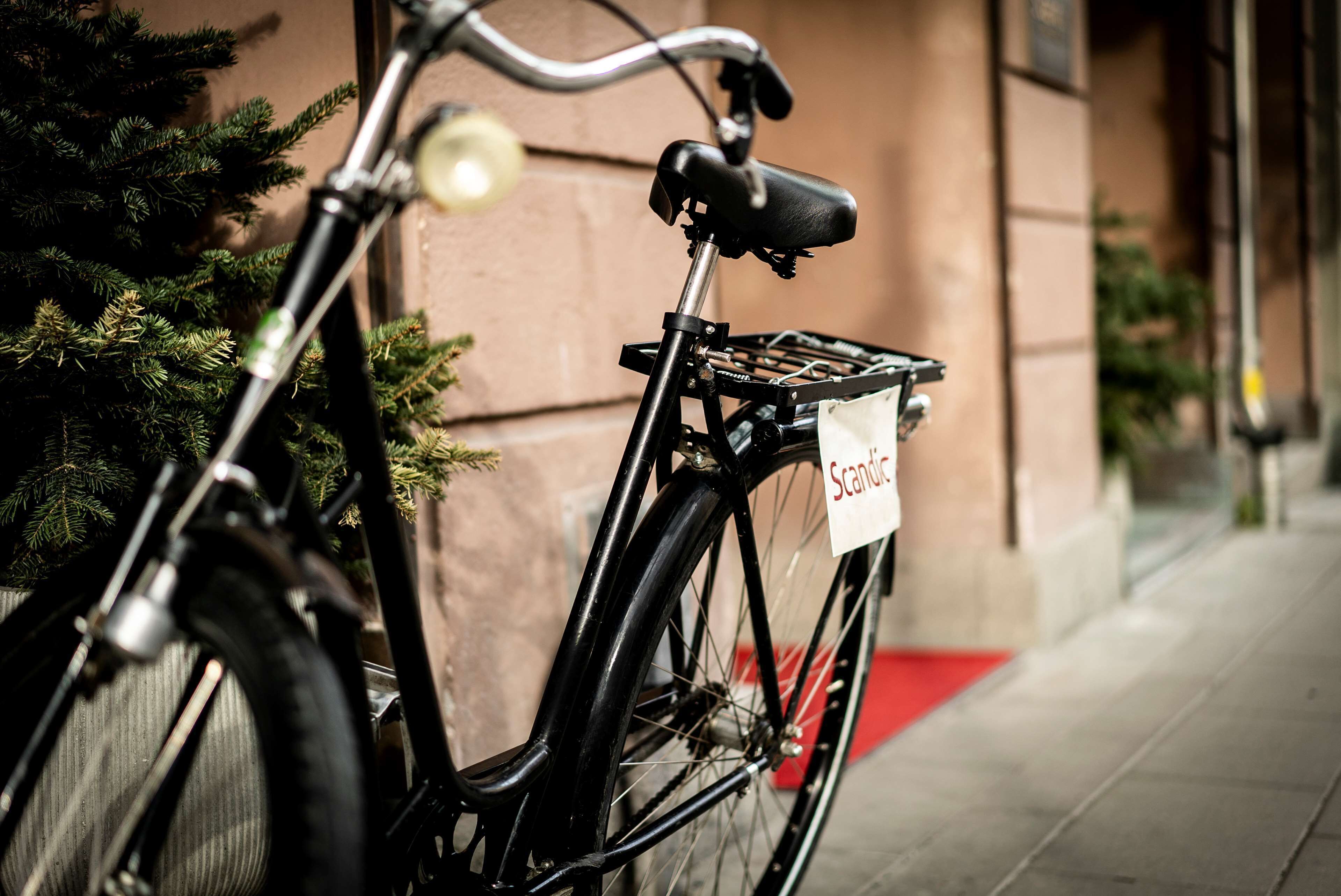 A bicycle with a basket and a sign that reads "Scandinavian."