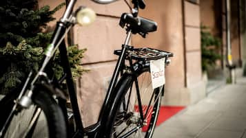 A bicycle with a basket and a sign that reads "Scandinavian."