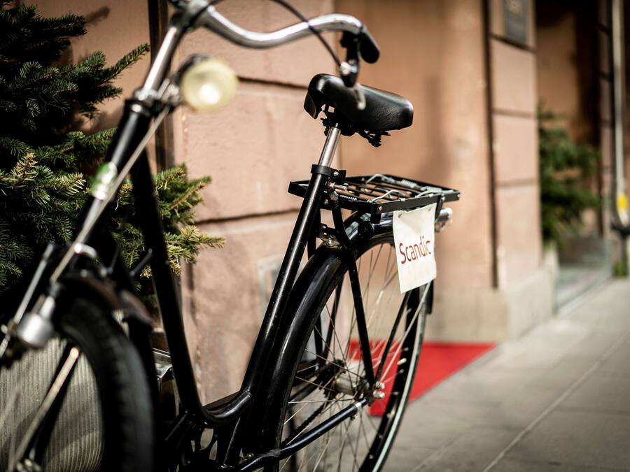A bicycle with a basket and a sign that reads "Scandinavian."