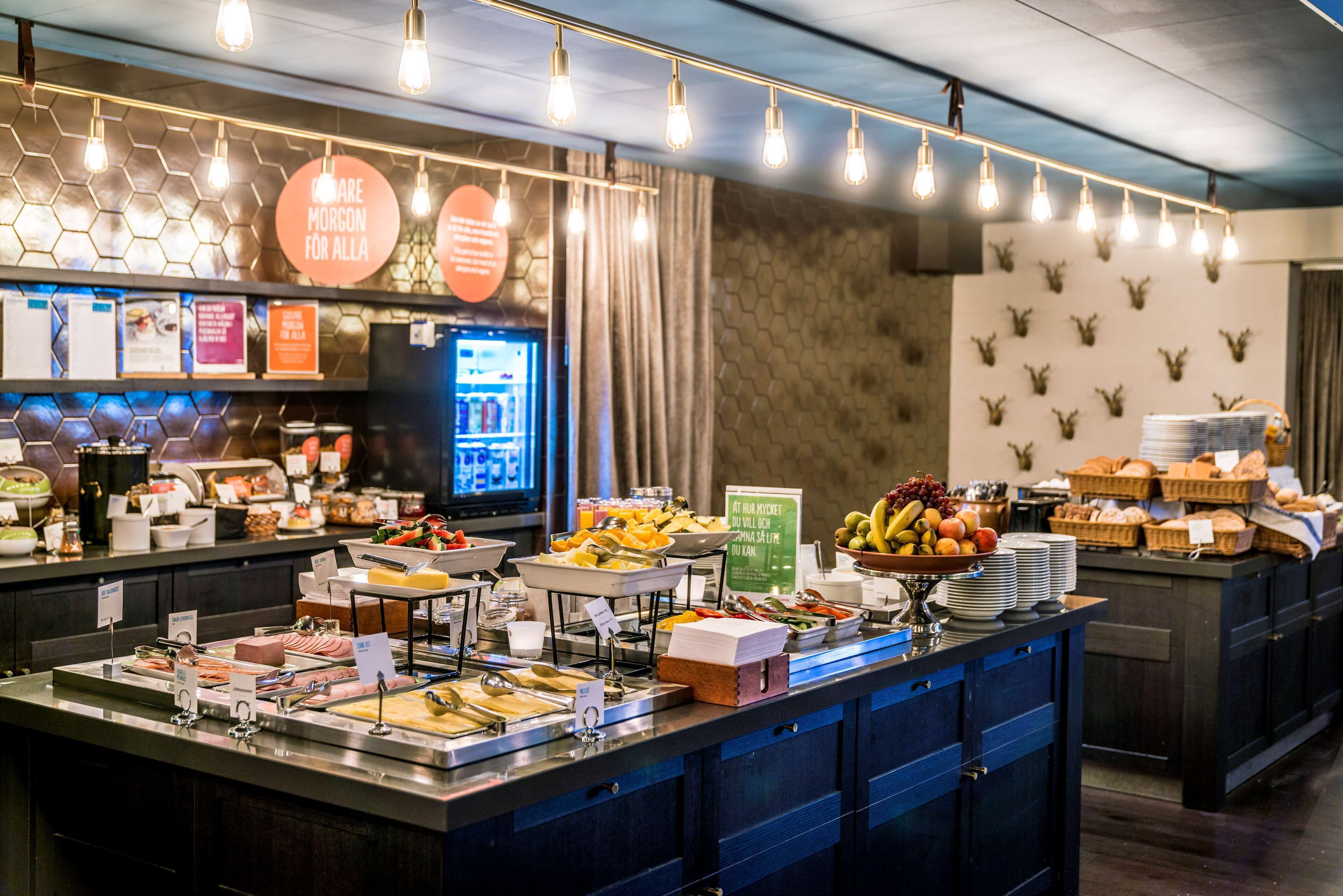 อาหารเช้าแบบบุฟเฟ่ต์ทุกวัน (SEK 179 ต่อคน)