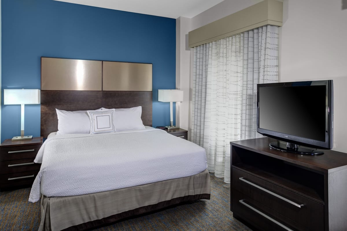 Pillowtop beds, in-room safe, desk, laptop workspace