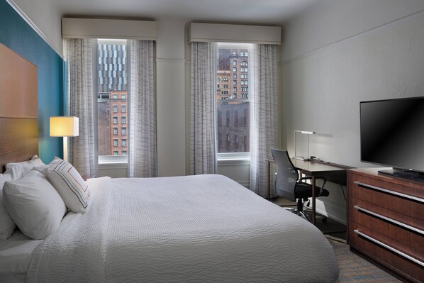 Suite, 2 habitaciones | Camas con pillow-top, caja de seguridad en la habitación y escritorio 